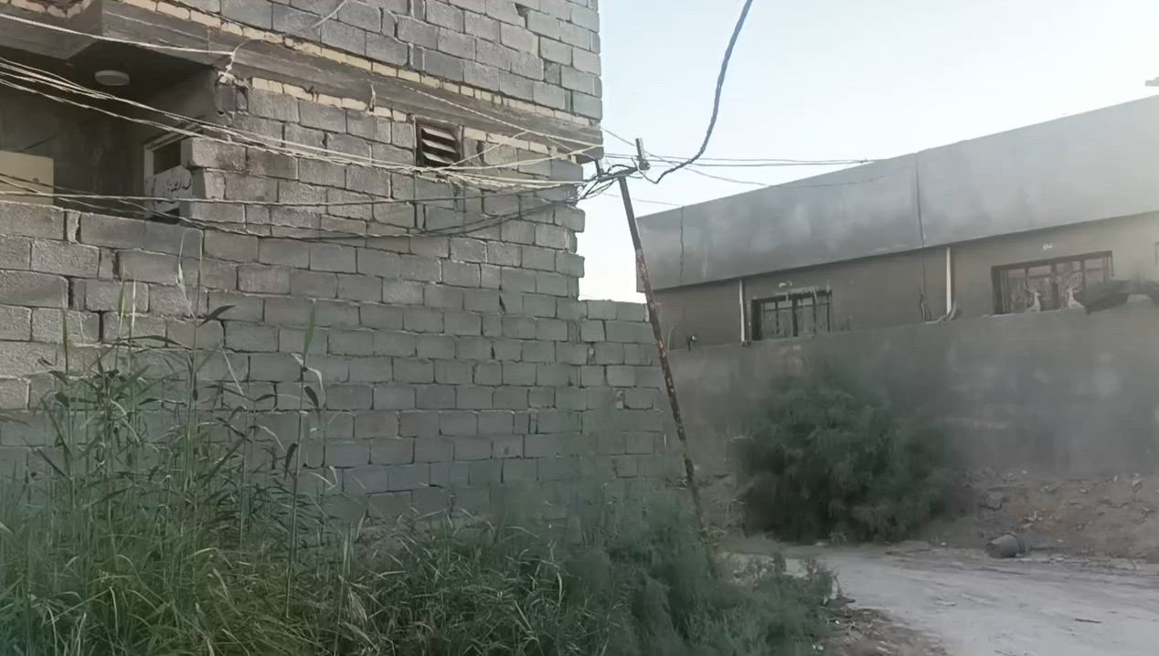 السلام عليكم يوجد لدينا بيوت عدد 5للبيع طريق الزوار قريب من شارع المدرسي وقريب من شارع الحولي أبو مهدي المهندس طريق الزوار متوفر خدمات متنوعه مساحة البيت الواحد 125 بناء بلوك جديد صب كونكريت عقد زراعي مشمول بقرار التطويب الجديد تبعد عن الحرم الامام الحسين عليه السلام 15دقيقه بسيارة للتواصل ***********
