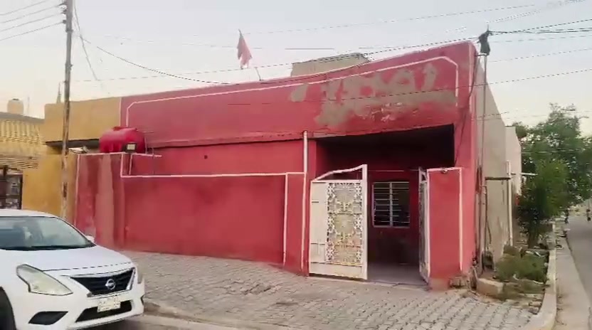 السلام عليكم
100م للبيع بمنطقه 15 يحتوي على غرفتين نوم وستقبال وحمام ومطبخ 
البيت ركن   .للستفسار ***********
