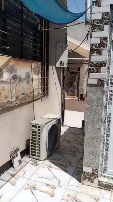 بيتان للبيع في حي الأندلس زبير *********** كل بيت مساحه ٢٥٠ متر بناء كونكريت ٣غرف 
مطبخ حمام داخلي ومحل وكراج ٩في ٩ وديوانيه وغرفه بطابق ثامي
