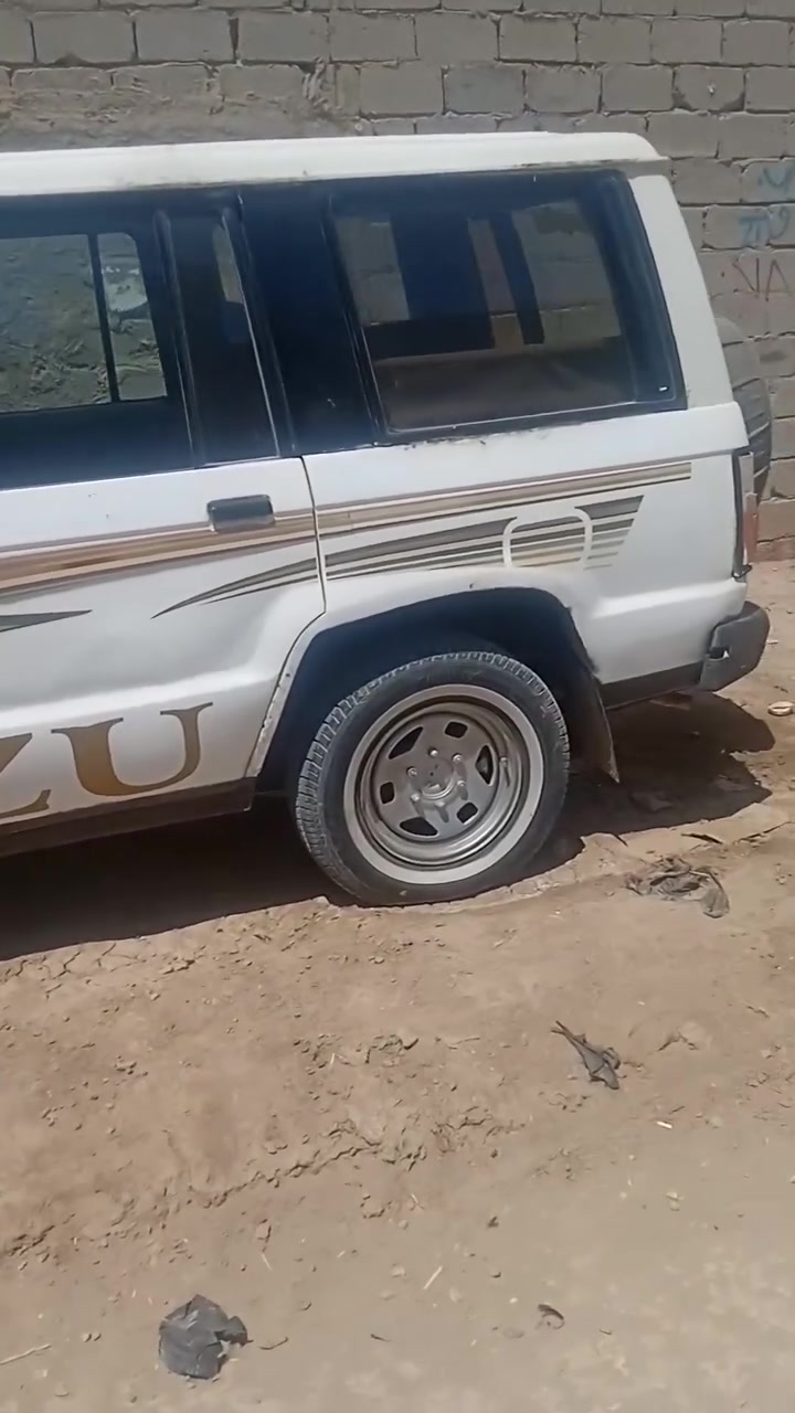 السلام عليكم سياره للبيع جالوفر نظيفه موديل 88 سنويه ما ساقطه مكان بابل القاسم***********
