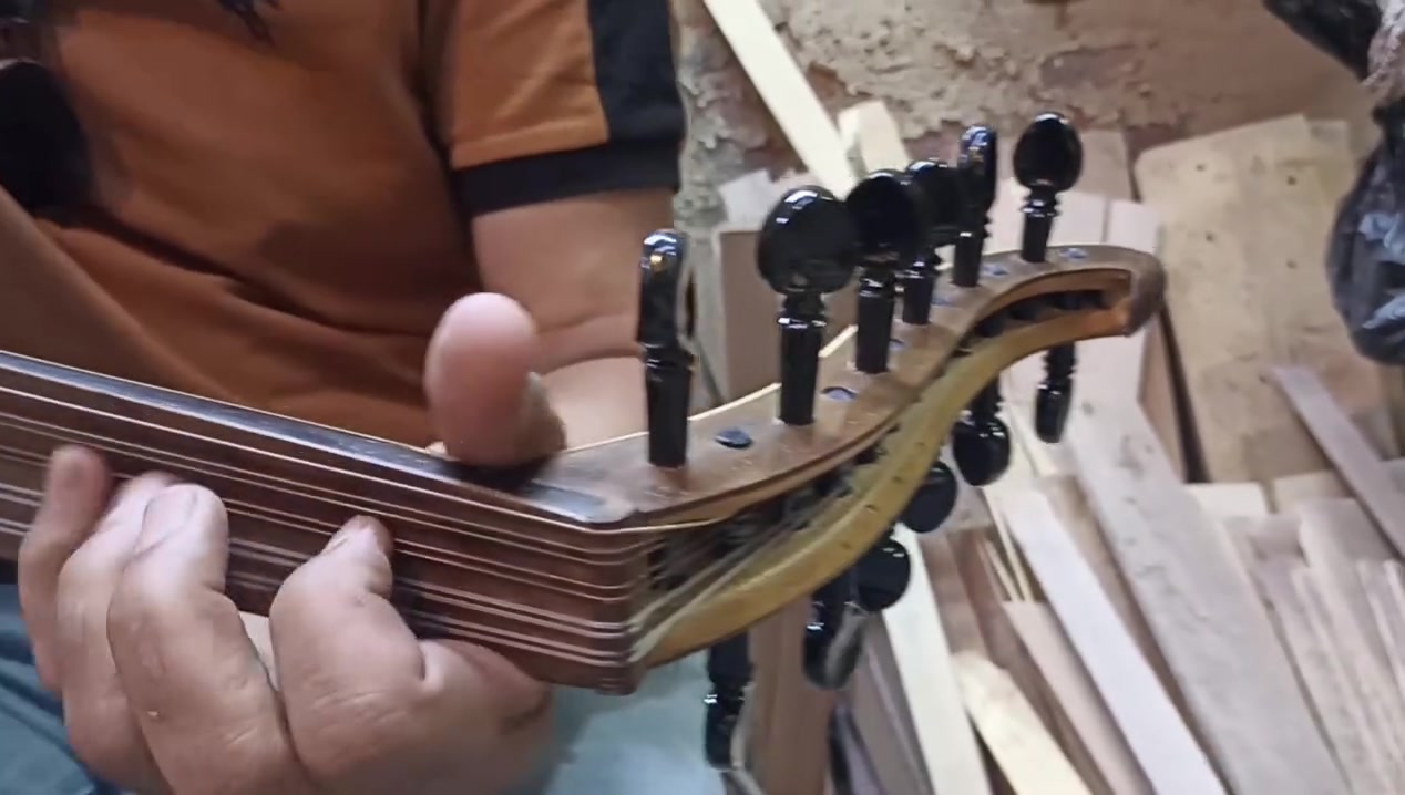 السلام عليكم ( مكلف بالنشر )
عود مصري صناعة ورشة العود نظيف جدا
الوجه نقش خشب وليس كارتون
ملاحظة // السعر مناسب 
مع تحياتي لكم (( باسل الجراح ))
واتساب رجاءآ // ***********
