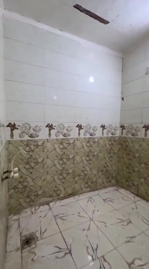 يتوفر لدينا مشمتل ارضي للايجار في منطقه الأربع شوارع
مشمتل نظيف ومرتب مطلوب عائله زغيره 
يتكون من غرفه وحده ومطبخ وصالة ومطبخ وصحيات ايجارها بشهر 350  قفل قفل قفل قفل شامل جور الماي والكهرباء 
***********
