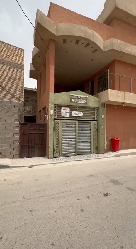 السلام عليكم بيت للبيع في حي السفير المساحة ١٢٥ بيت بناء حديث ٢٠٢٢
يحتوي البيت 
الطابق الارضي /كراج ٤×٦ صاله ٣×٦ استقبال ٣×٦ غرفه ٣×٥ مطبخ ٤×٤ونص مع مطبخ حار (منور) وحمام ١٦٠×١٦٠ 
الطابق الاول/ غرفه ٣×٦ غرفه ٣×٥ غرفه ٤×٤ونص مع حمام داخلي (سويت) 
السطح اشتاكير 
*هديه ويه البيت تانكيات عدد٢ مع ماطور مع كيزر*
للاستفسار *********** سجاد السعر ١٣٠ 
العنوان حي السفير قريب على الشهداء الثالثة فرع اعبوده
