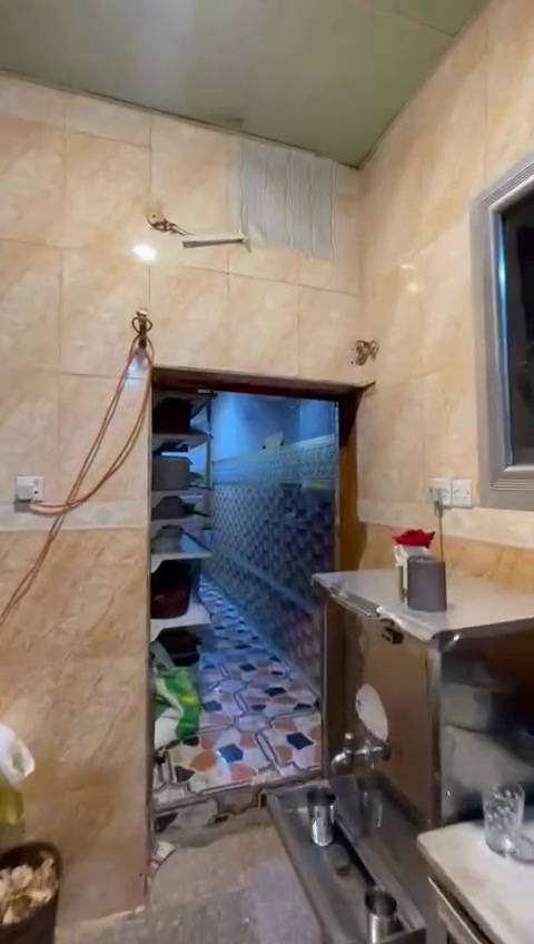 السلام عليكم بيت في الأمن الداخلي دور الضباط 300 متر للبيع
مقابل اعدادية زينب
يتكون من طارمة وحديقة ومطبخ وغرفتين وديوان
والطابق الثاني غرفة كبيرة وحمامات
المنطقة غنية عن التعريف مكان ممتاز جميع الخدمات متوفرة بيه
للاستفسار  ***********

