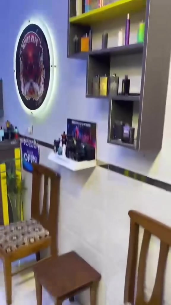 السلام عليكم
محل فيب للبيع 
مكان المحل بغداد الزعفرانيه شارع المعهد 
المحل خير من الله وموجود سجل المبيعات من اول يوم فتح المحل الحد اليوم  من فتحته تجي اشوفه وجيك المبيعات 
رقم التليفون ***********
