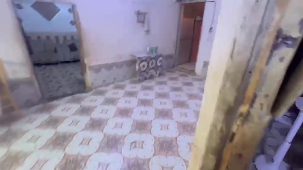 بيت تجاوز للبيع في مدينة الصدر قرب العمارات بيه غرفتين وصالة ومطبخ وصحيات وحديقة وبيه طارمة 20 متر كله سيرامك السعر 7 ملايين وبيه مجال

*********** الرقم
