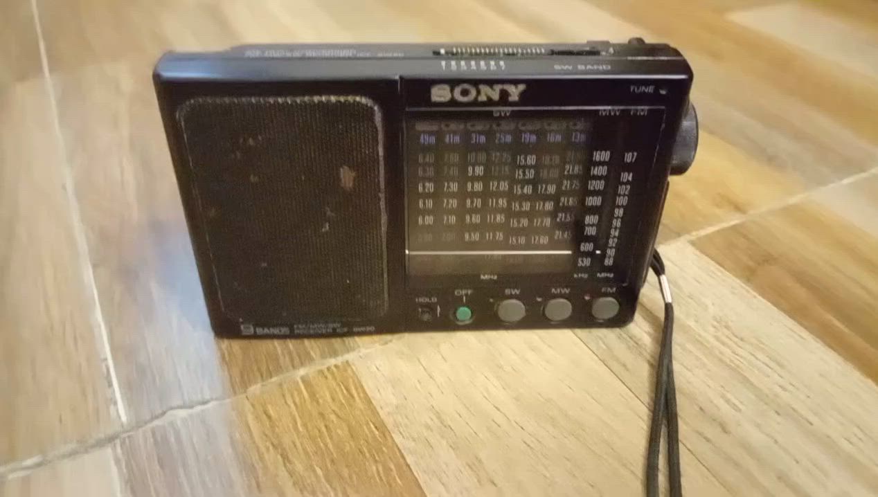 راديو سوني ياباني أصلي (Sony ICF-SW20) – قطعة أنتيك

عمر الجهاز: موديل تم إنتاجه  عام 1988
 (عمره أكثر من 35 سنة من زمن الياباني الثقيل).

⭕ 7موجات. مناسب للبرر

نقص فقط قبق باتري
واريل موجود لاكن مكسور

سعر 60 الف مجال قليل
دفع ماستر


**إذا كنت صاحب هذا الإعلان وتريد حذفه لأي سبب، رجاءا أرسل رسالة إلى الدعم الفني**