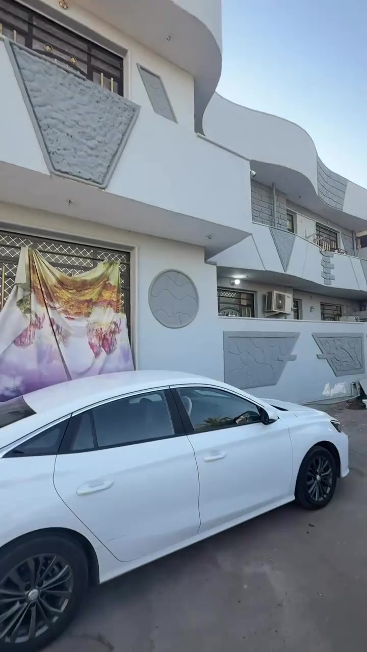 عرض بيت مساحة ١٠٠م ملك صرف مكانه بغداد قضاء المحمودية حي النعمان
بناء طابوك وقريب ع الشارع بغداد/حله

يتكون من استقبال مطبخ غرفتين نوم 

وطابق ثالث بيتونه ومخزن 

***********

***********

***********
