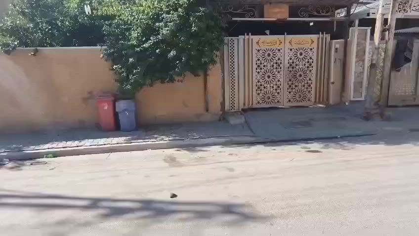 بيت مساحه 300?متر للبيع بل الحسينيه الضباط قرب مركز الزهور نضيفه جدن المنطقة خدمات كامله الاستفسار ***********
