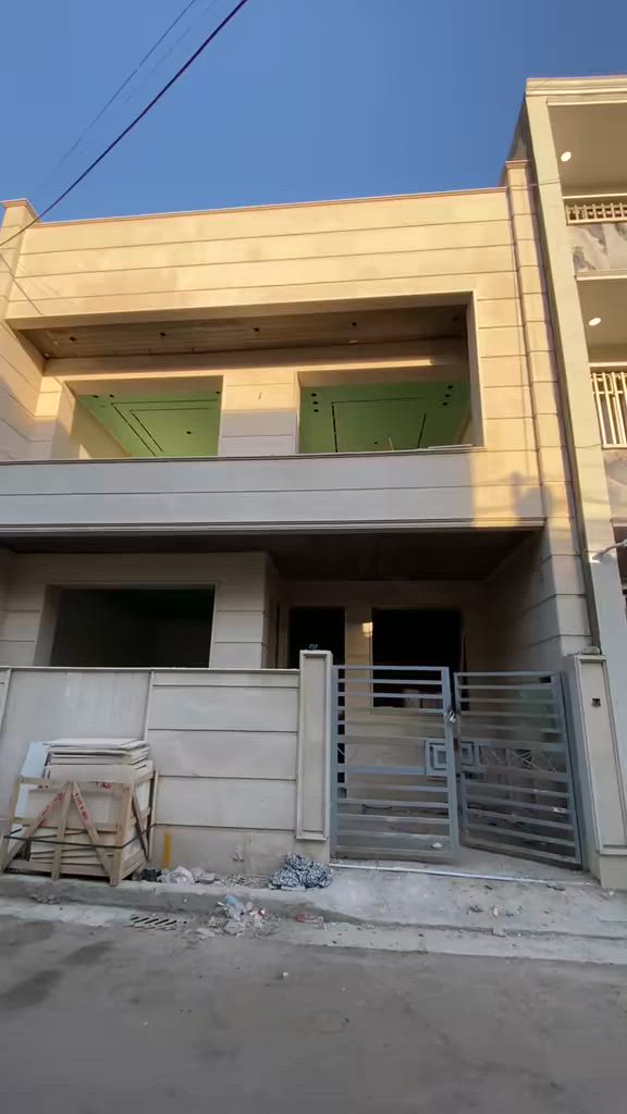 🏠 دار للبيع - حي البساتين 🏠
للباحثين عن المساحة المستغلة والترتيب، بيت جاهز للسكن بمواصفات ممتازة:
📍 الموقع: بغداد - الشعب - حي البساتين.
📐 المساحة: 100 متر (واجهة 8م × نزال 12.5م).
تفاصيل البيت الداخلي:
🛏️ 3 غرف نوم (مناسب جداً للعوائل الكبيرة).
🚿 2 حمامات بتوزيع مريح.
🛋️ صالة ضيوف (استقبال) كبيرة وشرحة.
🍳 مطبخ واسع.
📞 للتواصل ومعرفة السعر:
الاتصال على الرقم: ***********
أو زيارة مكتب المصطفى للعقارات 
الشعب حي البساتين شارع الضباط مقابل ماركت فراولة 🏢#عقارات
