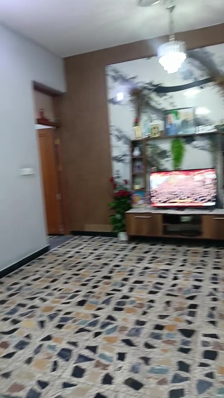 دار للبيع 60م. نهايت الأربع شوارع زراعي ابو ريسان قاطين وبيتونه جبيره. غرفتين فوك وبيتونه جوه مدخل استقبال ومطبخ وصحيات. طابو زراعي سند 25 ماء مجاري تبليط كهرباء شوارع 10 بيت نظيف. وتعبانين عليه. كاشي وطابوك حتى البيتونه كاشي للاستفسار الاتصال على الرقم ***********

