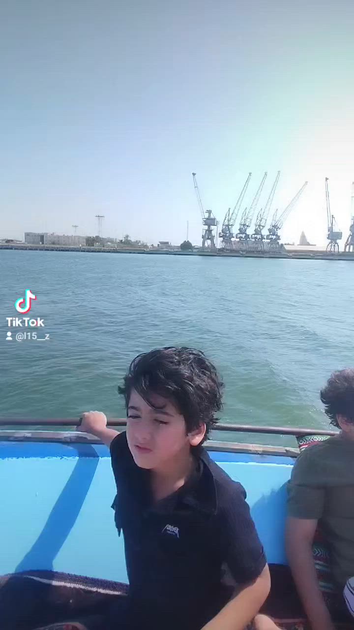 عل وضع الشركة مكينه 115مكفوله 
البصره شط العرب قرب مستشفى التعليمي 
زورق نضيفه جدا صبغ عام +باتري جديد+غطاس
+فوت بانزين 50لتر+محجر + السعر خاص
*********** بيع مستعجل
