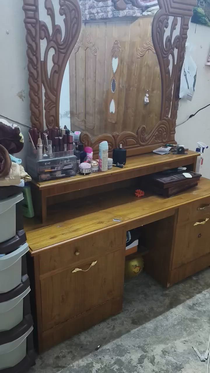 عندي غرفه لبيع مستخدمه سنة سعر ٦٥٠بيها مجال راسل على خاص ***********
