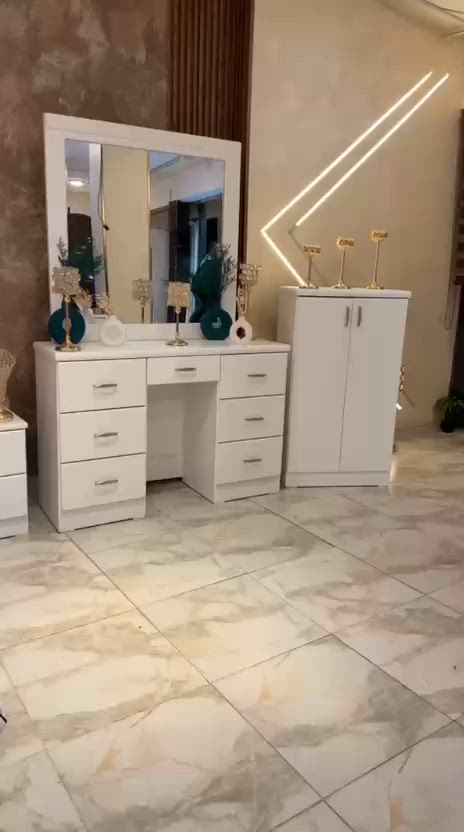 غرفة نوم ماستر modern 🛌✨ 
📌(( ملحق بيبي إضافي )) 👶🤍
📌فل لاتيه 18 و زان 🪵
📌عمق 60_سم 👌
📌قواعد متينه جداً للتخت 🛌 👌🏻
📌لون أيفوري مميز ✨
📌سكك هايدروليك مرحلتين ✅
📌وحده ادراج داخليه ✅
📌تقسيمه داخليه مميزه 🤍✨
📌اضافات عديده عمليه لم تُذكر 
 خامه راقيه جداً ممزوجه بلمسات عصريه 👌
📌استعمال بسيط " لا يُذكر " بحال الوكاله . 
📌بسعر مغري الله يبارك لصاحب النصيب ✨🤍

400 شامل التوصيل داخل عمان و الزرقاء


**إذا كنت صاحب هذا الإعلان وتريد حذفه لأي سبب، رجاءا أرسل رسالة إلى الدعم الفني**