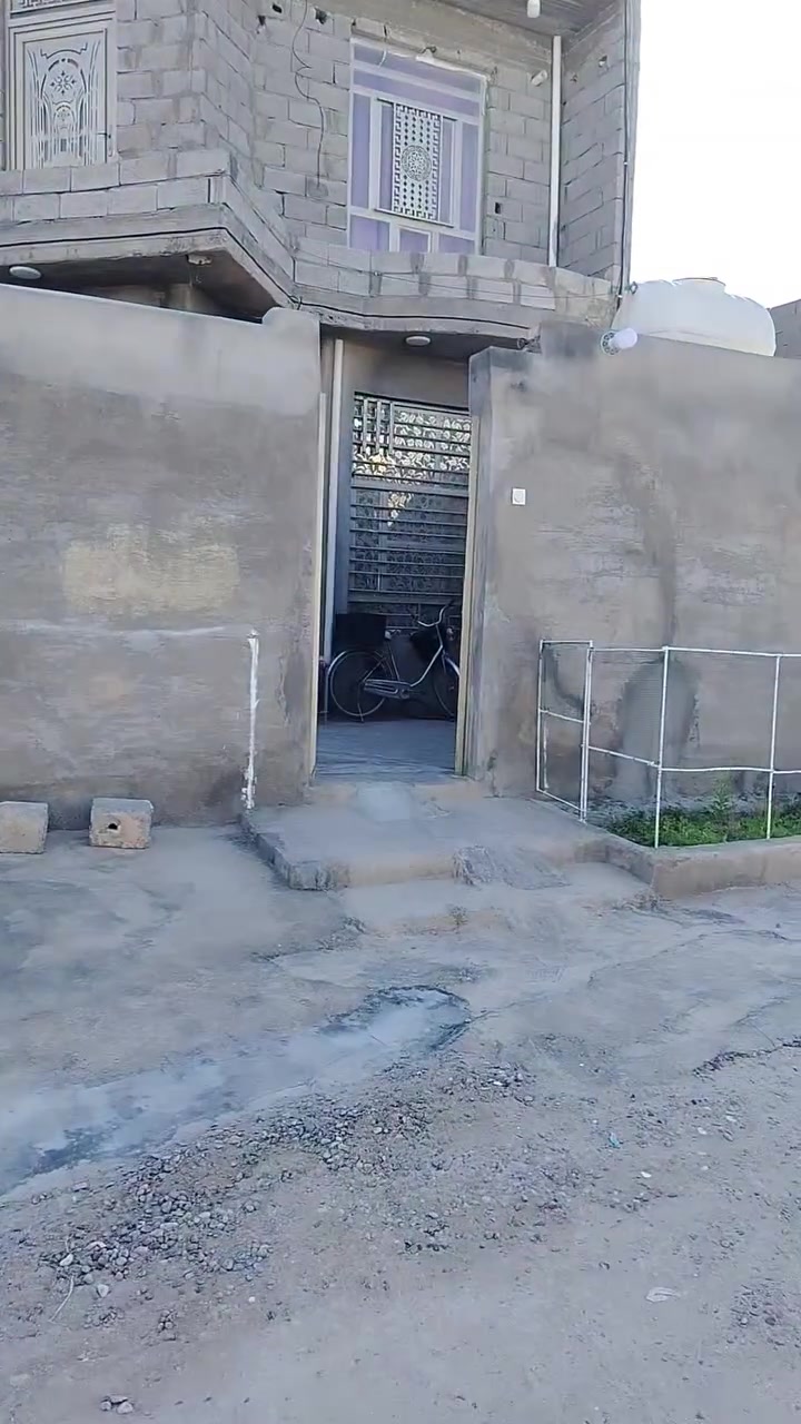 بيت البيع طابقين مساحه 200طابو زراعي 
بسم شخص واحد بي معامله بلدية عرض الشارع عشره متر يتكون من ديوانيه اومطبخ حاراوبارد صاله عدداثنين اكبار غرفه نوم عدد ثلاثه الحمام سراميك كامل تواليت عدداثنين خارجي وداخلي مناور عدداثنين درج فر البيت كامل ابياض وكهرباء وماء خط موالد الارضيه مصبوبه نقص سراميك ملبوخ خارجي بس الواجهيه الفوك بعده 
العنوان جسر الثالث جبيل قرب جامع العابد قريب على شارع اربعين الجديد يبعد فرعين السعر 55 بي مجال 
الرقم ***********
