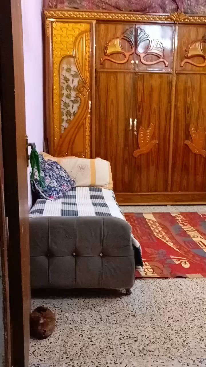 سلام عليكم 
دار للبيع 100متر مربع طابقين 3غرف نوم واسعه و3صحيات ومحل أسواق خارجي تفاصيل فديو رقم تواصل***********
