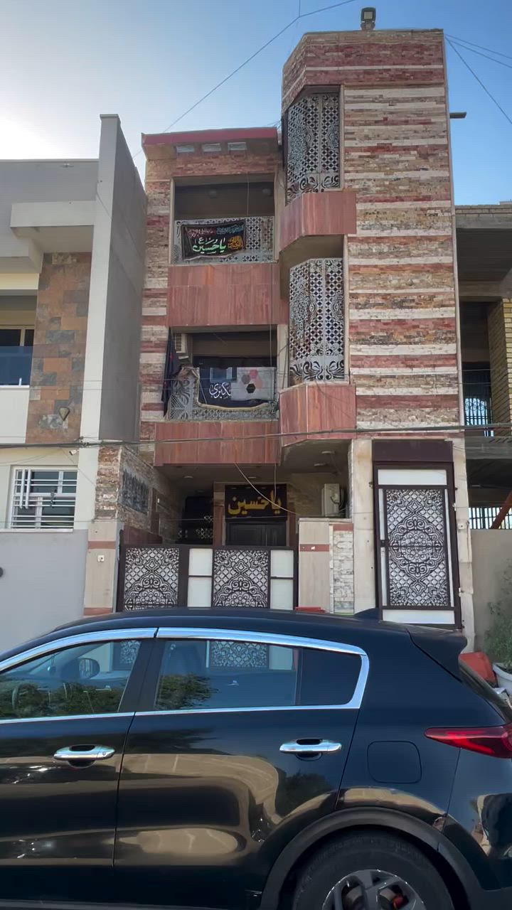 للبيع مشتمل مسلح حديث المساحه 135 متر واقع حال وبالسند 125 متر الواجهه 5.40 والنزال 25 بناء 2018 نظام استثمار ثلاث طوابق ثلاث شقق كل شقه تحتوي على غرفتين وصاله ومطبخ وخدمات الوارد الشهري 1800 مليون وثمان مائة الف دينار شهرياً الموقع شارع فلسطين محله 502 العقاري موقع ممتاز وهادى ومقابل سياح مدرسة المستنصريه الابتدائيه للاتصال *********** او *********** شركة الخيمه للعقار
