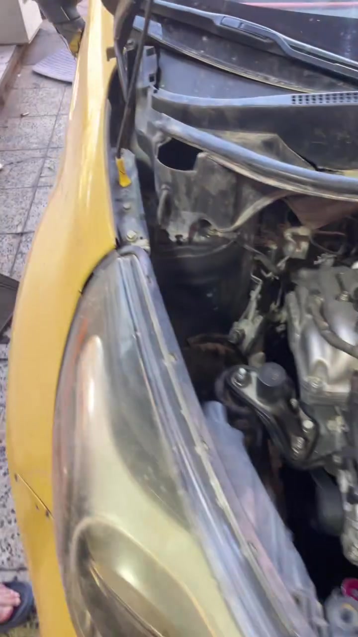 صاحب هاي الريو زاير مركزين رنانه بغداد والهم اسمهم بلسوك 
مبلغي انو منظومتك محتركة وماتفيد مبدليله منظومة تبريد كاملة والتبريد ما مشتغل عنده. 
مبلغي انو العقل مايخرج ايعازات للكمبريسر 

ورايح لمركز صيانه عقول ايضا الهم اسمهم. بلسوق العراقي. وكان تشخيصهم عقل ضارب  ويكلف ٣٥٠ الف دينار 

لكن كابتن سمير اله. رأي ثاني  بتشخيص العطل 
تم اجراء الفحص. وتبين فيشه بورد التبريد فاصله من مكانه 
تم ارجاع الفيشه. لوظعها الطبيعي. 
ورجعت تبريدها. شتغل. ١٠٠/١٠٠ وبدون اي. تكاليف باهضه بلنسبه الصاحب سيارة 

علما وقت التشخيص ٧ دقائق فقط 

اخوكم 
كابتن سمير (دكتور ريو ) 

الاعظمية قرب المقبرة الملكية 
***********
