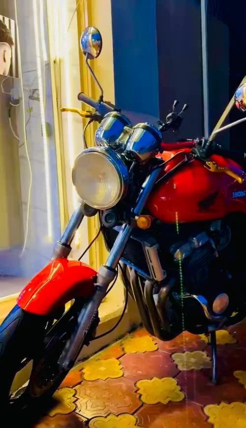 Cb400❤️
بۆ فرۆشتن، مەکینە کەپسە و چرکەی تیا نییە بە شەرت، ساڵۆنسای بیلادی لەسەرە، هەموو گیانی مەزبوتە، نرخی 14$مەعامەلە، لە سلێمانی. ***********
