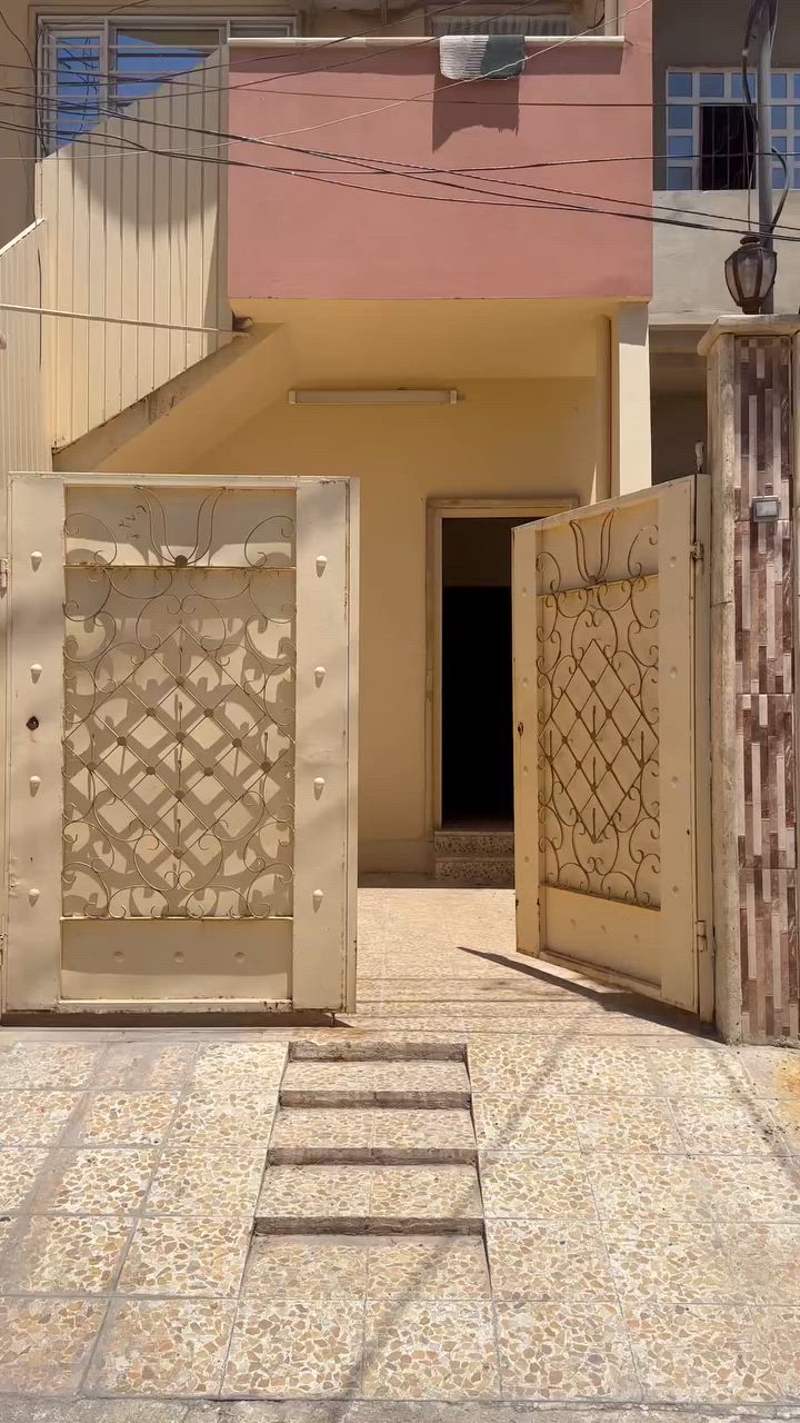 دار أرضي للأيجار حي الصديق الثانية ظهر  ماركت عمر الفحام  بمساحة ١٠٠ متر  يتكون من : غرفة نوم وأستقبال وهول ومطبخ وحمام ومرافق ومخزن وكراج مرتب ونظيف كما موضح بالتصوير  !!!! للأستفسار الأتصال على الأرقام  *********** و ***********  ( عمر السماك ) 👈👈👈
