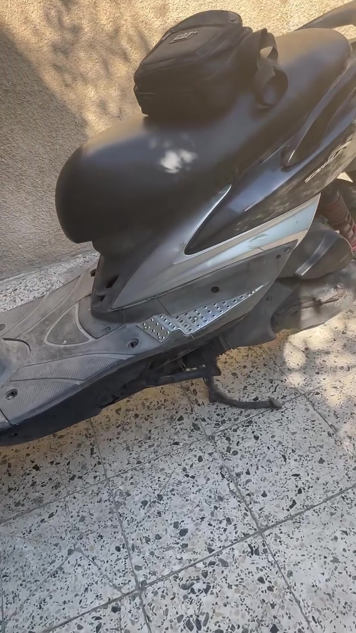 السلام عليكم شباب سكنس فحل نوزل المكينه مكفوله وناعمه وفول نضافه لكفرات 80‎%‎ مبيها كسور فقط شخوط 
دهن يورل لو موتل ماادير غيرهن بانزين محسن والدراجة خير من الله 
مكاني كراده سعرها 900 وبيها مجال 
***********
