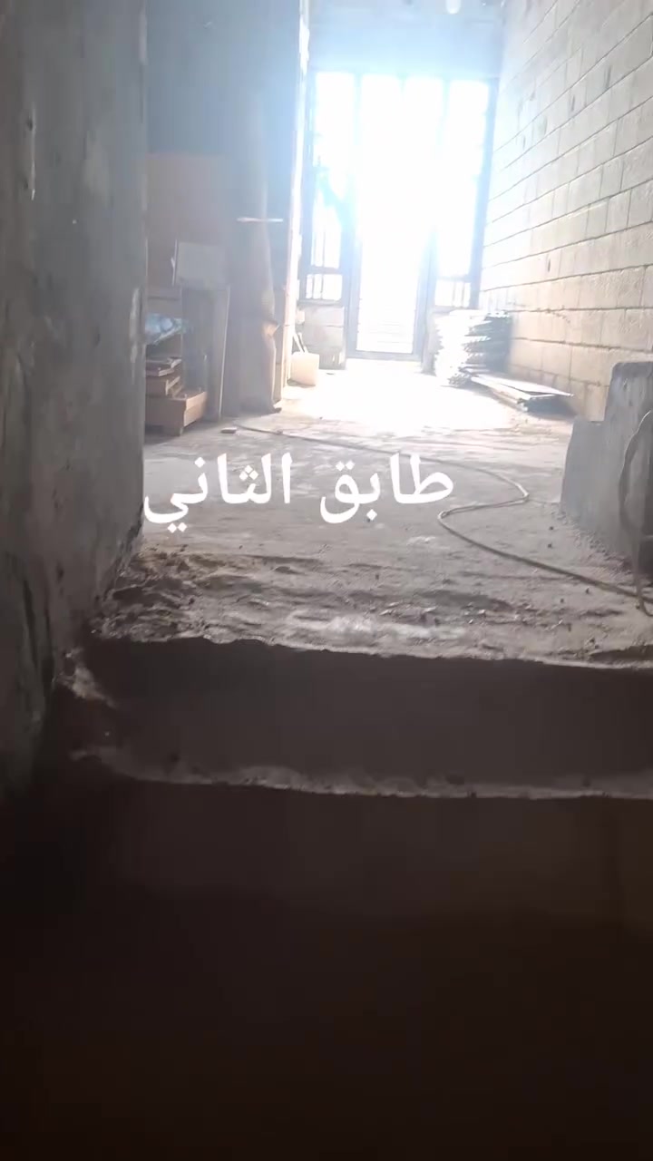 دار للبيع طابو صرف المساحه 125 متر  الطابق الارضي غرفه وصاله ومطبخ وديوان وصحيات خارج وداخل  الحوش چبير،، الطابق الثاني غرفتين سويت كل غرفه بيهه حمام،،  صاله چبيره  بس الطابق الثاني بي نقص لباخ وكهرباء وسيراميك  ،، السطح كامل ماناقصه شي قمريه على كبر البيت  البيت كله درجه اوله مصور من اول ما مشتغله لحد ما وصل لسقف  البيت بصف الركن على ساحه  الزبير حي الفداء مقابل شقق دور الضباط مدارس مستوصف قريبات  السعر 160 وقابل لتفاوض صاحب الدار***********
