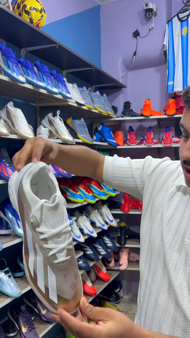 يُعد حذاء أديداس إكس كريزي فاست (Adidas X Crazyfast) واحداً من أبرز أحذية كرة القدم التي صممتها "أديداس" للتركيز على السرعة الفائقة وخفة الحركة. يفضله اللاعبون الذين يبحثون عن أداء انسيابي وشعور يشبه "الحافي" للتحكم المثالي بالكرة.إليك مواصفات الحذاء بالتفصيل:التصميم والوزن: مصمم هندسياً ليكون خفيف الوزن للغاية، مما يقلل من الجهد أثناء الجري والمناورات السريعة في الملعب.الجزء العلوي (Aeropacity Speedskin): يتميز بسطح علوي شبكي بتقنية تضمن التهوية الفائقة ويوفر دعماً وراحة مذهلين مع الحفاظ على البرودة والجفاف للقدم #سوريا #زين_سبورت_ #لتواصل_00352681531561 #الاول_بسوريا #رياضة #عشب #حمص #حماه #حلب #لاذقيه #طرطوس


**إذا كنت صاحب هذا الإعلان وتريد حذفه لأي سبب، رجاءا أرسل رسالة إلى الدعم الفني**