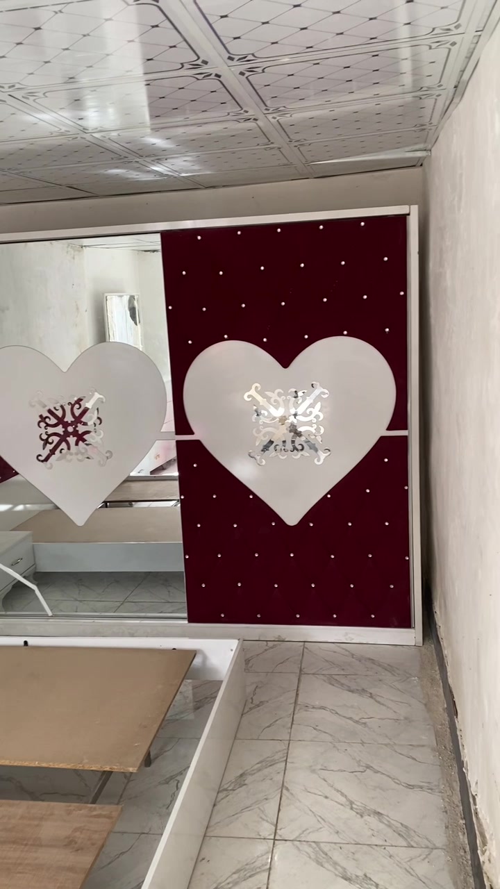 سلام عليكم بيت تجاوز للبيع مكان البيت الزعفرانيه شارع المعهد البيت يحتوي ع هول زغير ومطبخ وغرفه نوم عكادة وفوكاهه غرفه وطرمه زغيره وحمام مساحة البيت 50 متره للتواصل واتساب ***********