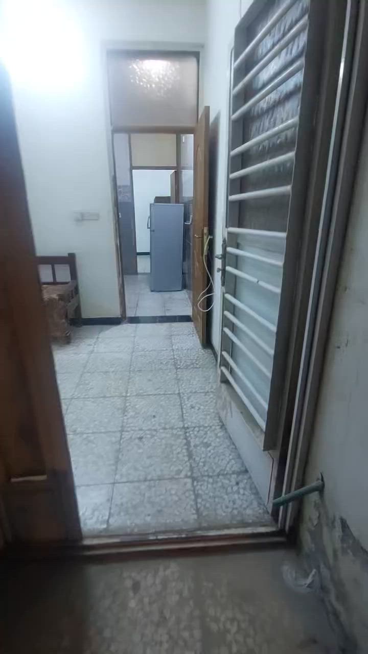 شقه ارضيه للايجار تتكون من استقبال ومطبخ وحمام وغرفه نوم السعر ٤٠٠الف عوائل فقط الموقع الدوره ابو طياره الزراعي شارع ليمونه بالوسط للإستفسار اتصال ***********
