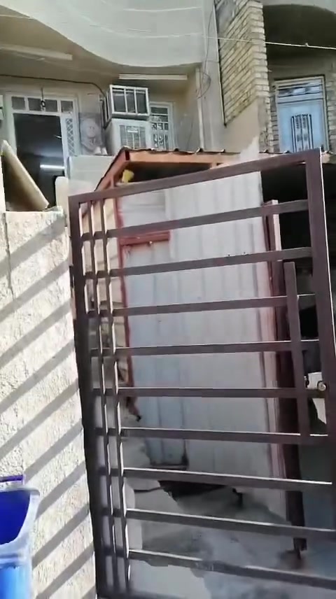 مشتمل للبيع المساحه 80متر الواجه 4 ونص النزال 20 يحتوي عله وحدتين سكنيه كل وحده تحتوي على غرفه نوم وصاله ومطبخ وصحيات حي جهاد بضهر مطعم ريلاكس قرب الشارع العام. للاستفسار ***********. السعر مناسب.ت
