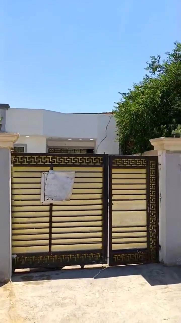 بيت مساحه 260 م مربع ركن بناء طابوق أرضية وسقف صب مسلح خدمات كامله ماء مجاري كهرباء وتبليط البيت احلى من التصوير بناء 160 م وحديقة وكراج 100م العنوان الحميدية شارع المعسكر قرب مدرسه المختار للاستفسار مراجعة مكتب النرجس للعقار ***********
