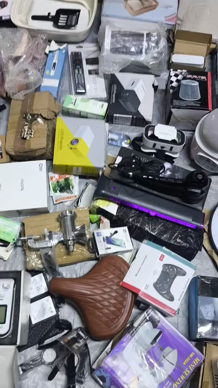 شلعة ١٤٠ قطعة ٥٥ منزلي الكتروني
٥٥ ملابس شتائي صيفي 
٤٠ حذاء 
 رقم الهاتف الي حاب يتواصل ***********
