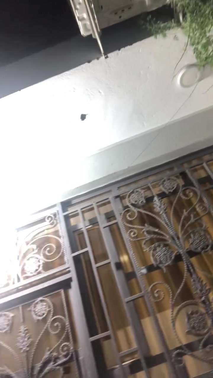 بيت ١٠٠ متر  بسومر قرب سوك العصري وجامعه العين بصف الركن طابقين واجههه١٠ ونزال ١٠
بناء حديث 
الطابق الاول صاله كبيره واستقبال ومطبخ وصحيات خارجيه وداخليه وطارمه ومنور

طابق ثاني تلث غرف نوم وصاله وصحيات 
للاستفسار ***********
