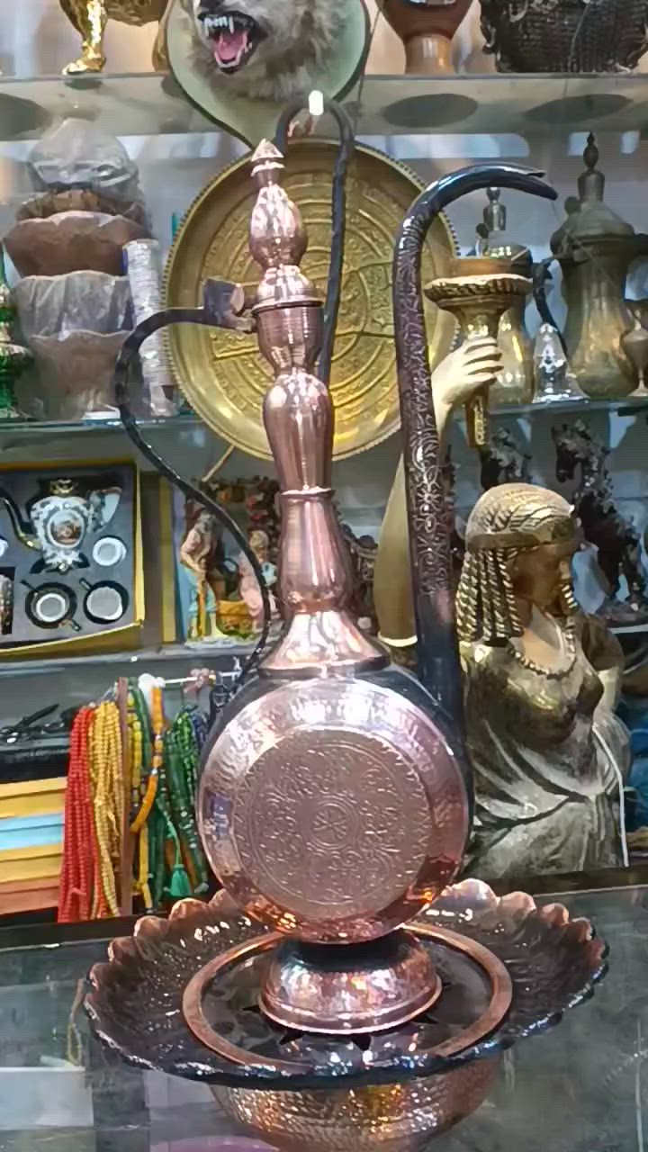 🏺✨ سلبچة وبريج نحاس أحمر فاخر ✨🏺
🤎 شغل راقي من النحاس الأحمر درجة أولى

📏 الارتفاع: 63 سم
⚖️ وزن ثقيل وجودة عالية
🛠️ شغل يدوي دقيق بزخارف هندية متقنة
🇮🇳 صناعة هندية أصيلة
🕰️ موديل قديم بطابع تراثي مميز

👑 قطعة فريدة من نوعها لعشاق الذوق الرفيع
🏡 تضيف للمجالس العربية لمسة من الأصالة والفخامة بكل معنى الكلمة، لتكون أكثر من مجرد ديكور... بل قطعة تحكي قصة من التراث والجمال.

متوفر عند ( صاحب المميز ) 🥇 للطلب والاستفسار 📩 خاص هنا ماسنجر و واتساب للرد السريع *********** ☎️ يوجد توصيل 🚚 كل المحافظات العراق 🇮🇶 و الدول 🌎
