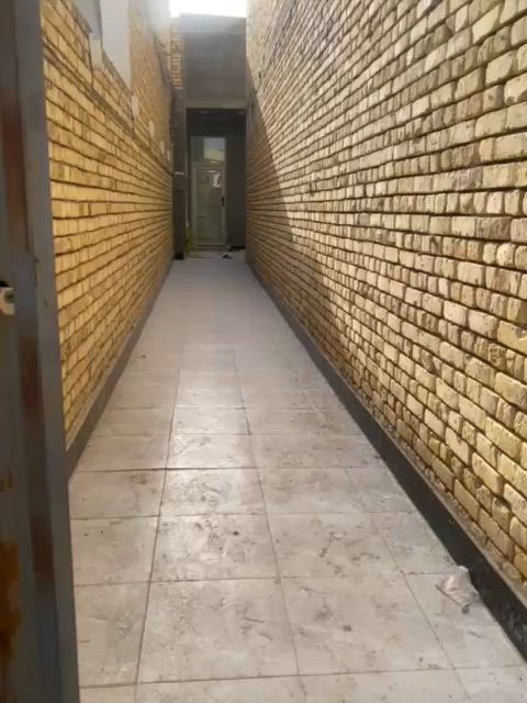 الموقع شارع فدك الزهراء / مقابيل صيدلية الكناهرة
شارع عريض يربط حي الزهراء وشارع السفينة 

مساحة 120 من غير الدربونة وي الدربونة 150 يحتوي على صحيات خارجية صحيات داخلية وغرفة وصالة وديوانية بناء حديث 
طابو أسهم معاملة عند المحامي للتحويل إلى طابو صرف. 
السعر 110 وبي مجال 
 للتواصل والاستفسار. خاص 
واتساب ***********. 
اتصال ***********
نستقبل كافة عروض البيع والشراء.
