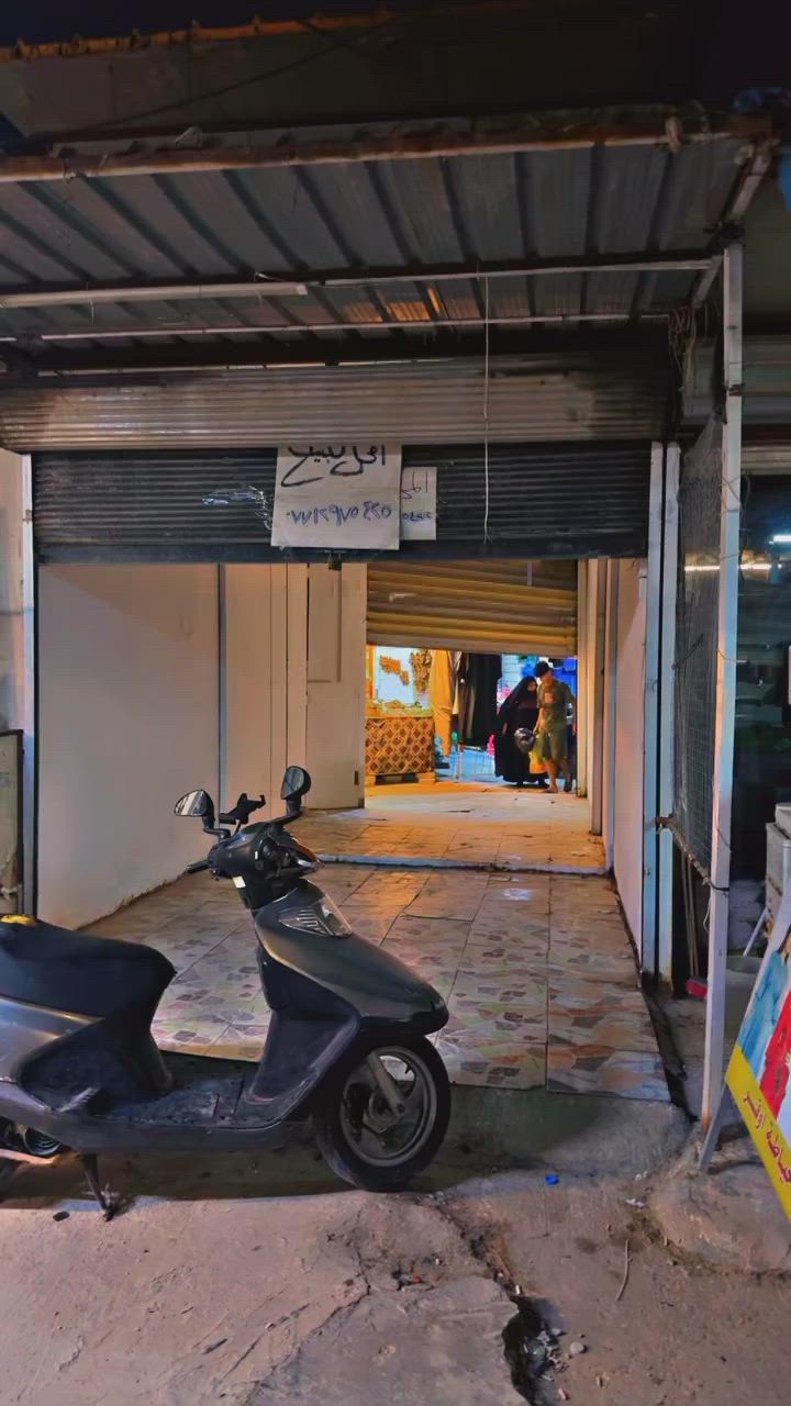 المحل للبيع 

المحل على وجهين يحتوي على كبنكات أثنين 
موقع المحل ((سوك الميت ))بنص السوك 
يتوسط الافرع الي بسوك الجديد
رقم الهاتف ***********
