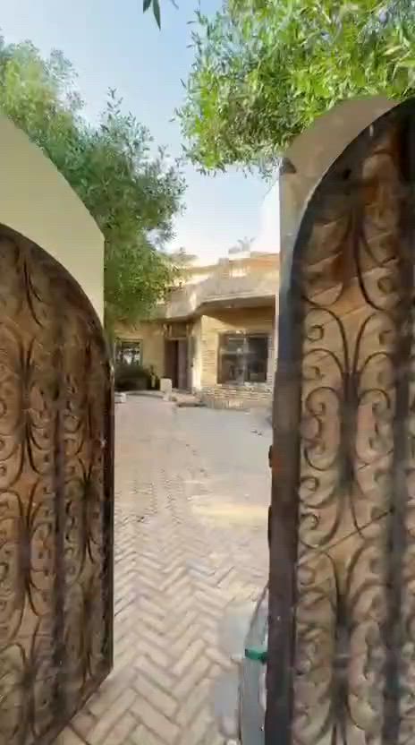 دار للايجار مساحه 300 متر الاعظميه منطقه الاخطل يحتوي على 4 غرف نوم وصاله ومطبخ وخدمات عدد 2 وحديقة وكراج وبدل ايجار 1700 دولار شهريا.. للاستفسار . ***********
