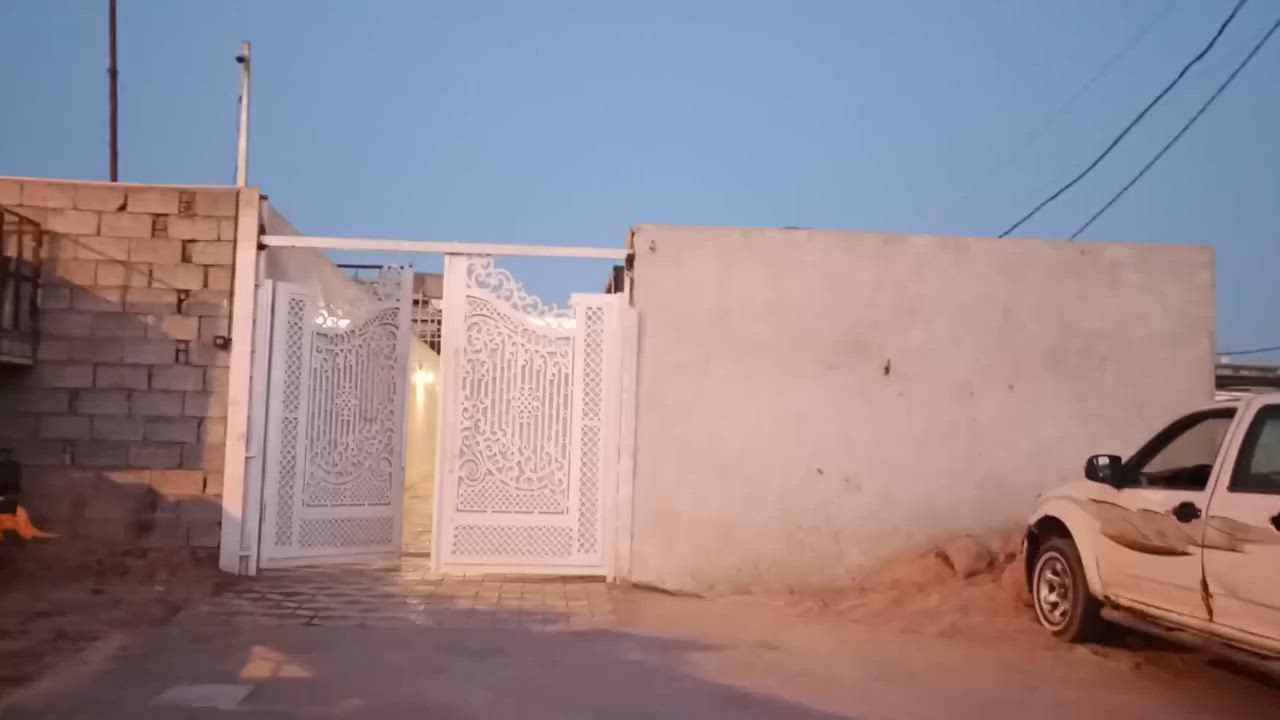 بيت 580 متر الواجهه 9 النزال 63 متر عالشارع العام مقابل متوسطة  الطموح وابتدائية الكلمات . عنوانه بغداد حي اور حي الكوفة قرب تقاطع حسينية المصطفئ البناء حديث 2025 / ملاحضة البيت من الخلف واجهته 10 متر / بقية التفاصيل بالفيديو .للاستفسار اتصل ***********

