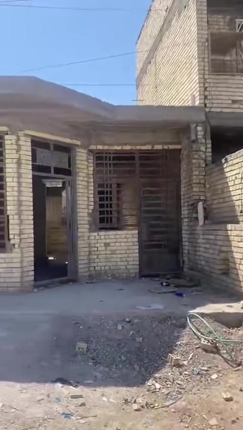 الدار للبيع نهاية شارع عشرين
البيت هيكل مثل ما موضح بل فيديو 
السعر 50 مليون وبي مجال بسيط 
الشراي يتصل مكلف ب نشر 
***********
