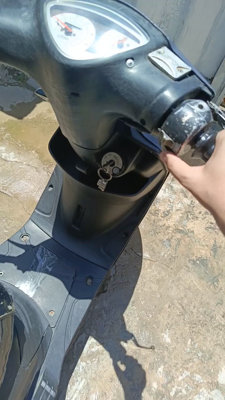السلام عليكم من رخصت الادمن دراجه ماكس عدله للبيع محرك  مكفول الدراجه بيها عطل ادير بس ما تشتغل ماعرف العطل شنو  كما موضح بالفيديو  تاخذه على وضعيته 350 وبيها مجال مكاني عويريج حي العسكري مقابل مخابز باب الاغا موجود خاص وهذا رقمي بي واتساب ***********
