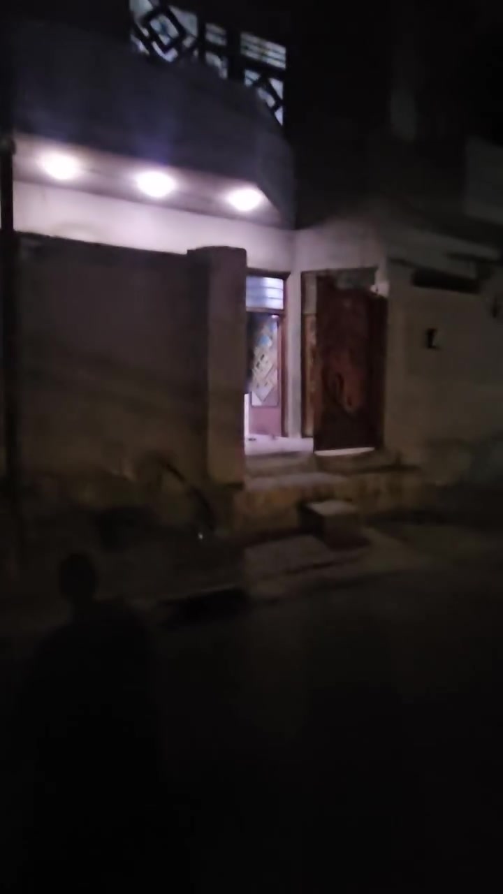 دار للبيت ١٠٠ متر مربع ركن في دوانم الشعله في شارع الخباطه بل بدايه البيت يتكون من ٣ غرف واستقبال و٣ صحيات للاستفسار ***********
