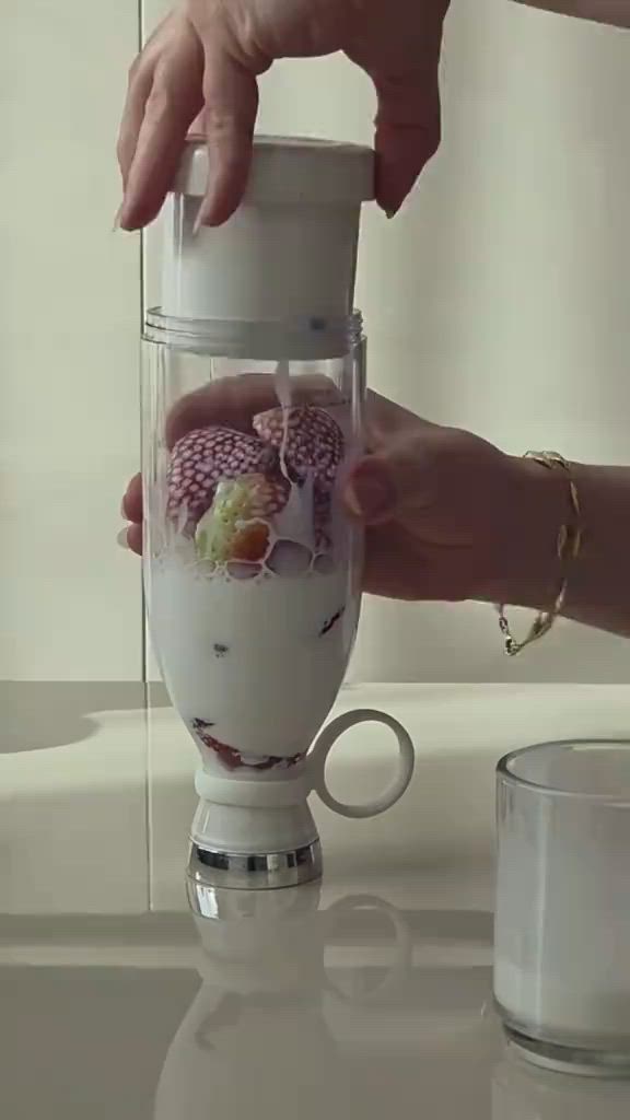 خلاط شحن، خلاط محمول، خلاط سموثي، عصائر، خلاط متنقل، أجهزة كهربائية، أدوات مطبخ 🥤🔋 خلاط شحن محمول – سموثي وعصائر بأي وقت استمتع بمشروباتك الطازجة وين ما تكون 😍 ✅ يعمل بالشحن بدون الحاجة للكهرباء المباشرة ✅ مثالي للسموثي والعصائر الطازجة ✅ شفرات قوية لخلط سريع وفعال ✅ تصميم محمول وخفيف الوزن ✅ مناسب للبيت، الدوام، النادي والسفر ✅ سهل الاستخدام والتنظيف ✅ حجم عملي تاخذه وياك بكل مكان ✨ حضّر سموثيك المفضل خلال ثواني 📞 للطلب والاستفسار: *********** 🚚 التوصيل متوفر لجميع محافظات العراق #خلاط_شحن #خلاط_محمول #سموثي #عصائر #اجهزة_كهربائية مستلزمات_البيت توصيل_العراق العراق
