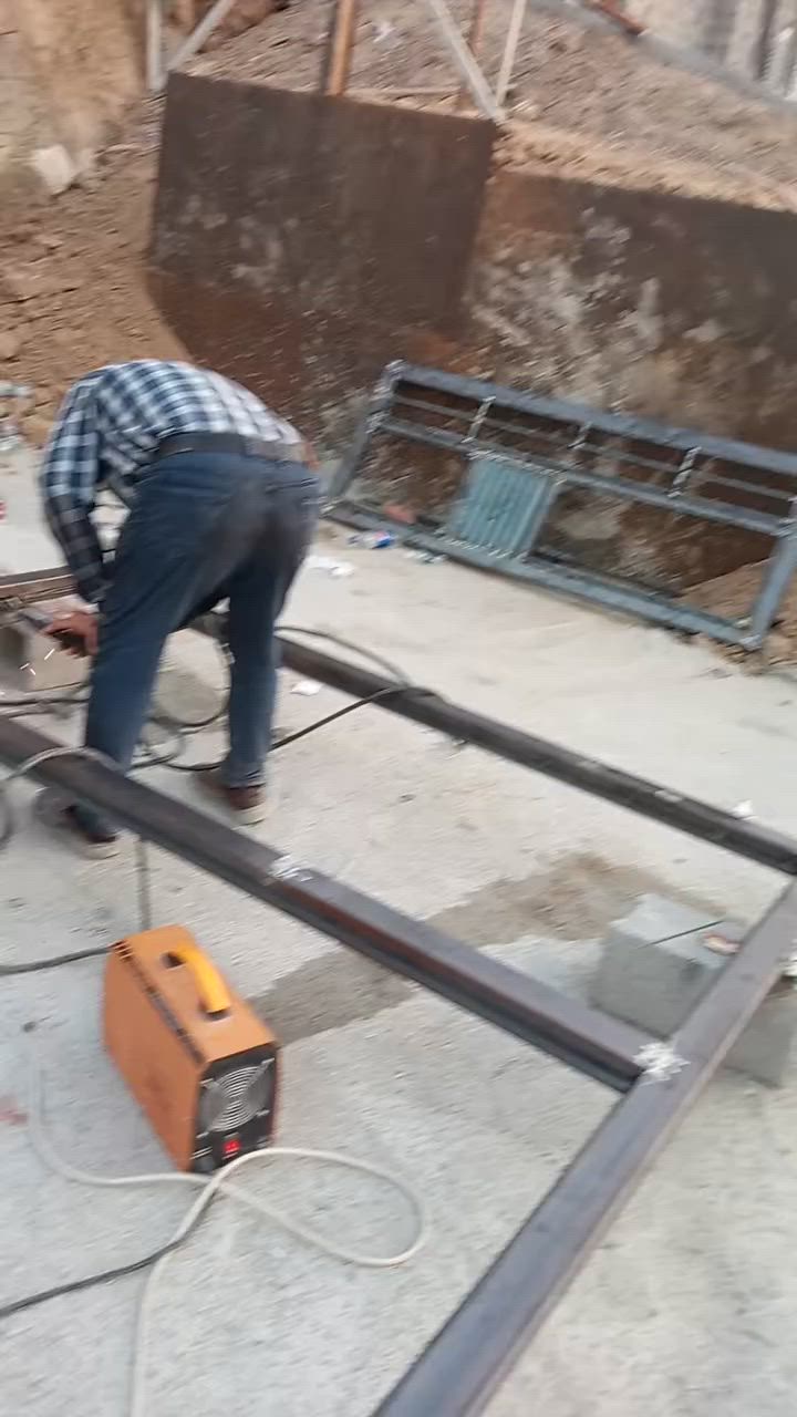 باب سلايت طول 5,5احديد2ملم ضمن هذه الباب باب خدميه كما موضح بافديو ***********بغداد الزعفرانيه
