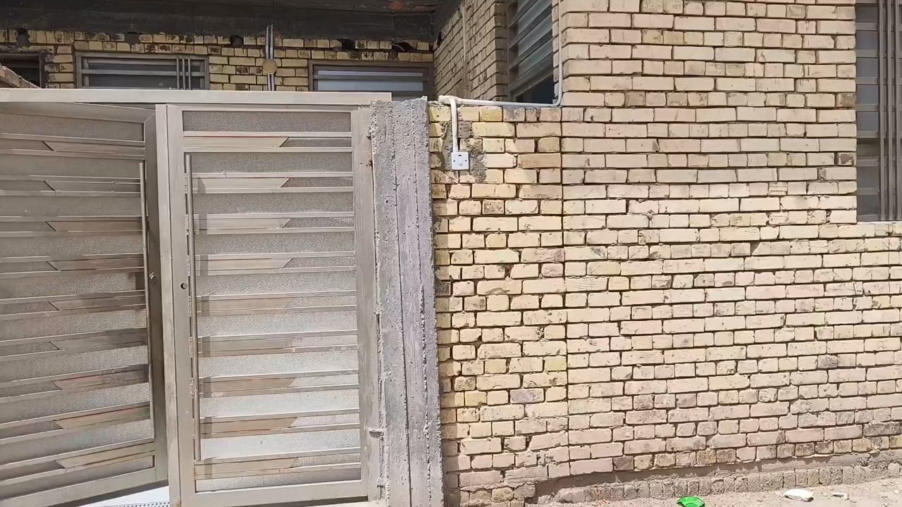 بيت للبيع نص مربع حي الاعلام الثانية تلفون *********** يبقى قسم من المبلغ مع الضمانات تفاصيل البيت غرفتين وصاله وديوانيه ومطبخ وصحيات داخليه وخارجيه وغرفه طابق ثاني
