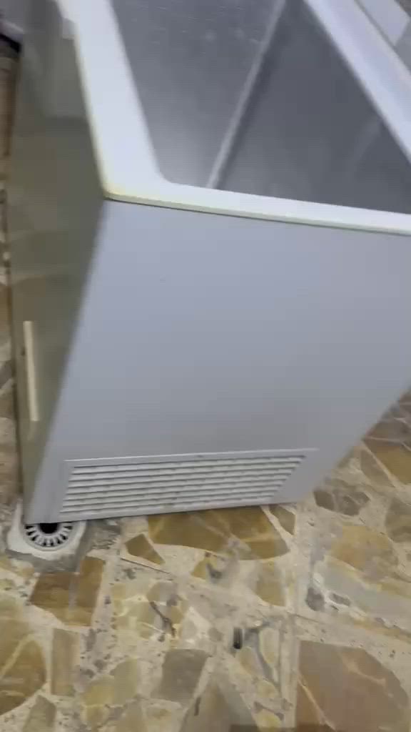 السلام عليكم.. متوفر مجمدة أفادية (صندوق) مستعملة للبيع بسبب تصفية غراض بالمخزن.
الماركة: Whirlpool (ويرلبول) الغنية عن التعريف.
 بلد الصنع: صنع في إيطاليا (MADE IN ITALY) قطع وماتور أصلي.
 الحجم والسعة: 315 لتر، حجم متوسط وعملي جداً للمطابخ والبيوت وما تأخذ مساحة كبيرة.
 الحالة: المجمدة شغالة تمام وتجميدها ثلج وبشرط الفحص، تحتاج فقط تنظيف خارجي بسيط من أثر الخزن بالمخزن.
📍 الموقع: كربلاء المقدسة.
💰 السعر: 170,000 دينار عراقي (وقابل للتفاوض البسيط جداً للشراي الجاد).
📞 للتواصل والمعاينة: يرجى المراسلة على الخاص أو الاتصال مباشرة: 
***********
