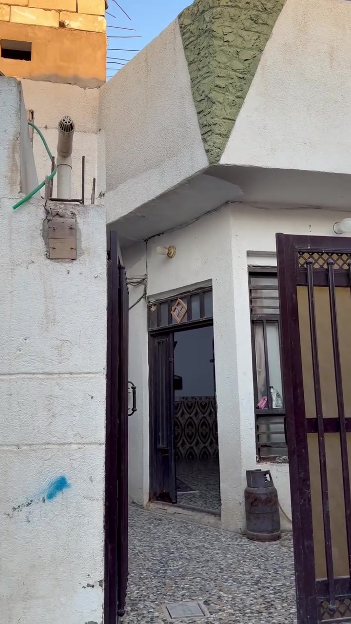 السلام عليكم بيت المساحه ١٠٠ متر ٢ غرف نوم طابقين طابوك صب كونكريت عنوان البيت طوريج الحولي قرب البغدادي ابو الدراجات قرب قاعه القصر الابيض مراجعه مكتب البراق للعقار  عنوان المكتب شارع ٤٠ كبال الطابو 
حيدر *********** 
باسم ***********١
