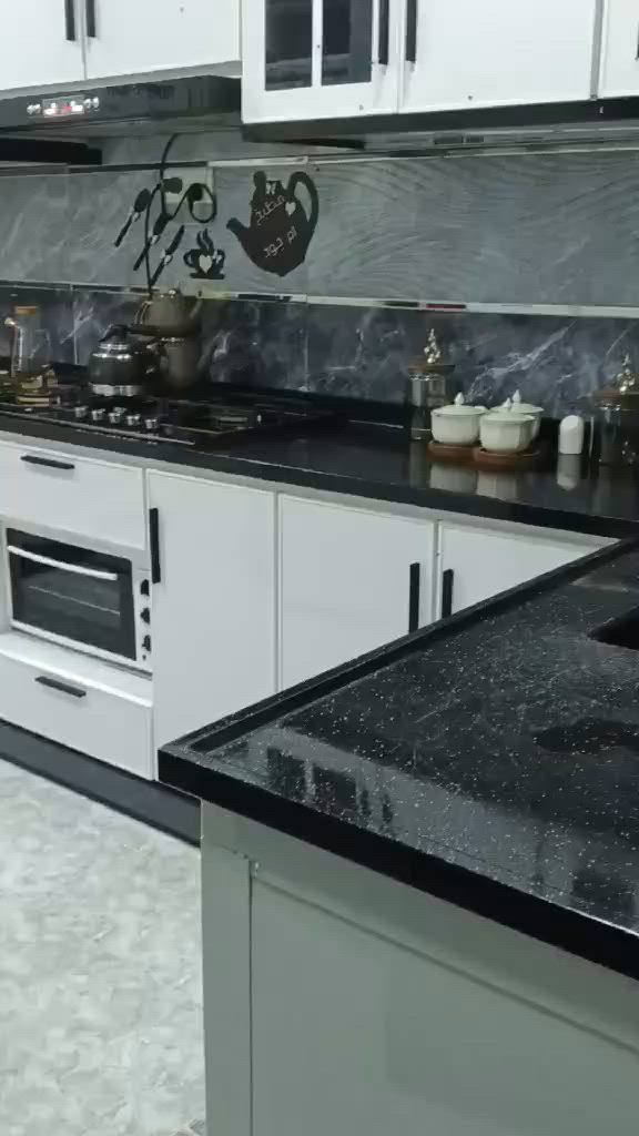 السلام عليكم يوجد بيت للبيع السماح الثانيه ال 24قرب السايدين يم المولده المساحه 110مترمربع ركن علشارعين مواصفات البيت فول خدمات كامله ماء كهرب تبليط للستفسار علرقم ***********

