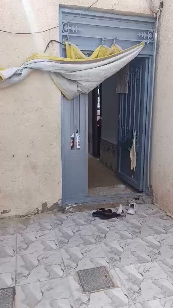 🌟 فرصة مميزة لامتلاك منزل في حي الحسين 🌟
يُعرض للبيع منزل بموقع جيد في حي الحسين، قرب ساحة التمثيل القديمة والمستوصف، مقابل الحديقة 
📏 المساحة: 125 متر مربع.
🏠 يتكون من: ✔ غرفتين ✔ صالة ✔ استقبال ✔ مطبخ ✔ تخاريج داخلية متكاملة
🔨 مواصفات البناء:
أساس صب كونكريت
بناء بلوك
سقف شلمان
📍 موقع مناسب وقريب من الخدمات الأساسية.
للاستفسار ومعرفة السعر: 📞 *********** 📞 ***********
أو مراجعة مكتب القمة للوساطة العقارية مقابل نهر البديرية مجاور سيد أحمد أبو سعيدة.
