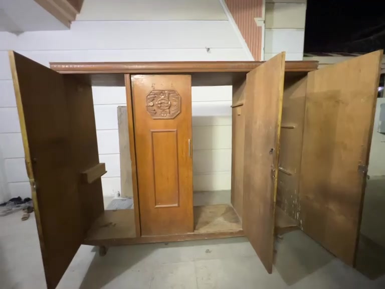 بسم الله الرحمن الرحيم 
اخواني كنتور اربع ابواب للبيع مع صوميه  مع زاويه مع ميز تلفزيون عدد ٢ بالنسبه للكنتور صاج داخل خارج تسكام ثقيل الي يحب يشتريهن يتصل على الرقم وبيه خير ويدلل *********** بيه واتساب امنياتي للجميع بالتوفيق
