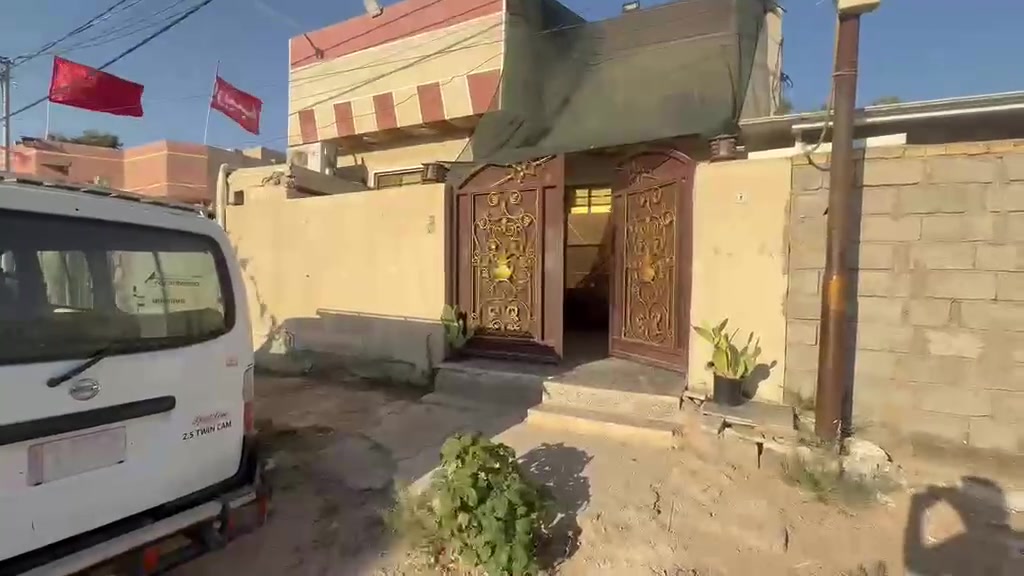 السلام عليكم
الموقع الراشدية قرية مجيد الناصر مجاور قرية الانتصار

بيت مساحة ١٥٠ متر واجهة ٧ ونص نزال ٢٠ 

ويا حديقة جانبية ١٠٠ بيها قمريه و كراج ٥ امتار

يحتوي على كراج واستقبال و مطبخ و صالة و غرفتين بالخلف و منور جانبي و ترك خلفي خلف و صحيات خارجي و داخلي 

ميزانية مدفوعة كاملة 

صوندات مي من الأبي ب الامام ٢ و بالخلف ٢ مجموعهن ٤ 

للاستفسار الاتصال على الرقم

***********
